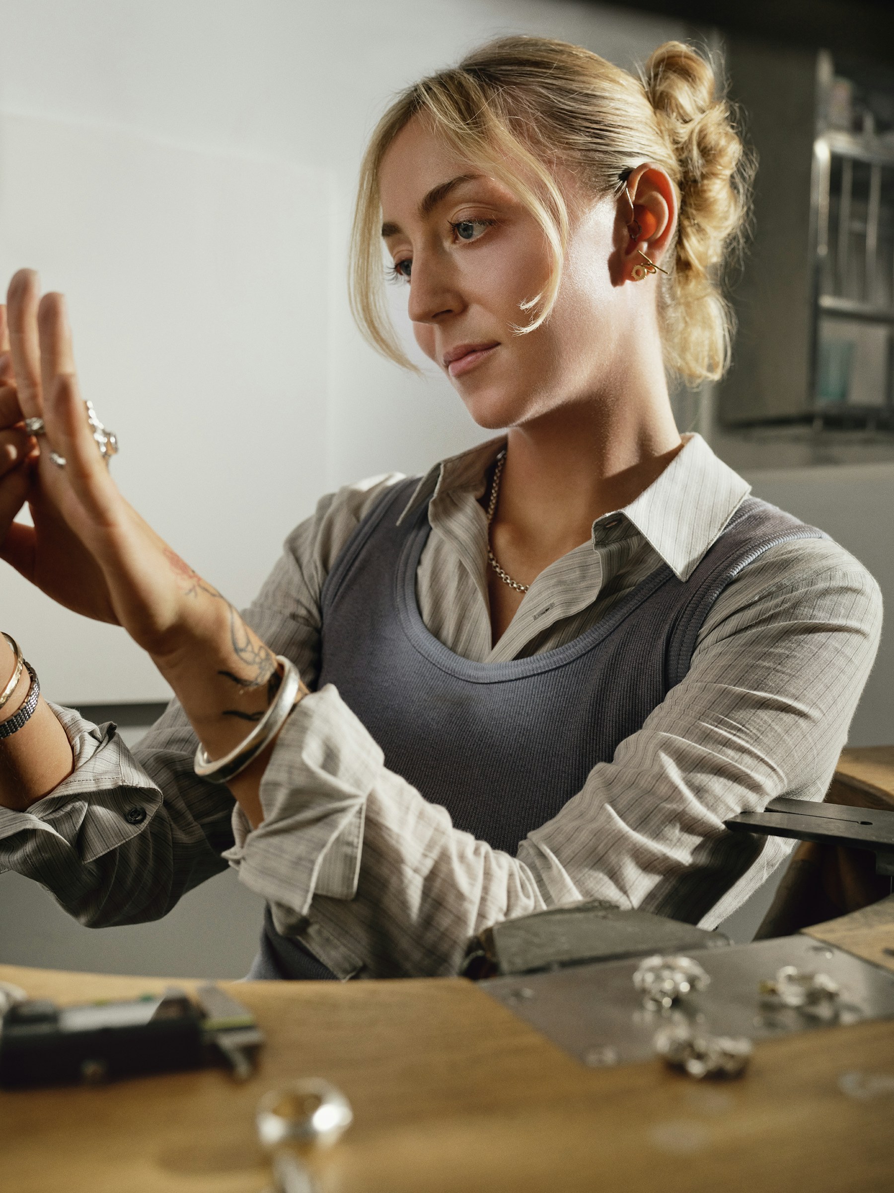 Handwerkerin arbeitet mit Werkzeugen in der Schmuckwerkstatt